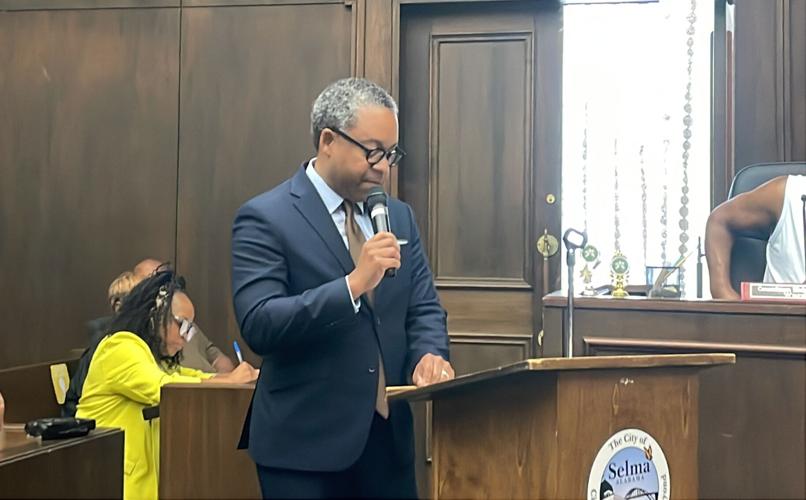 Mayor Johnny Moss at council meeting