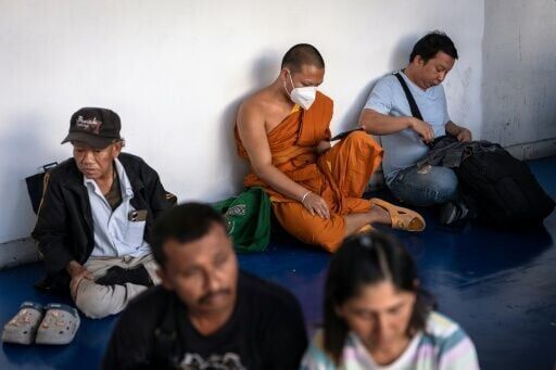 Thailand's biggest state-run bus company Bor Kor Sor has said it expects up to 180,000 passengers daily in the four days running up to Songkran -- a rise of nearly 80 percent on last year.