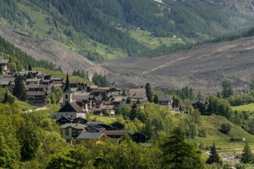 Rock and ice prevent rescue work after Swiss glacier collapse
