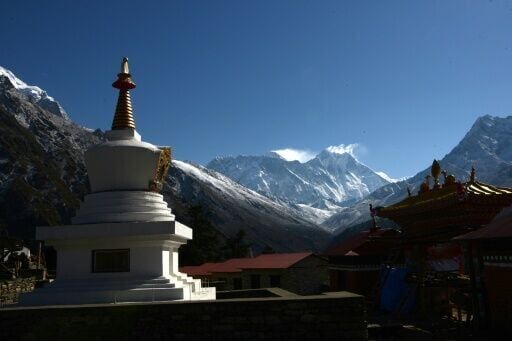 British climbers summit Everest in record bid