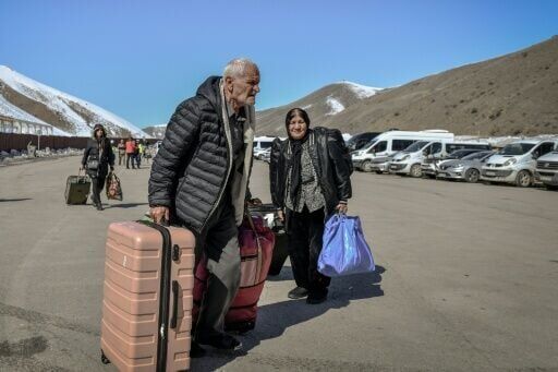 People arrive with bags through the Razi-Kapikoy border crossing