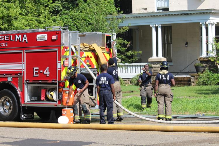 Selma firefighters battle blaze at abandoned house on Selma Avenue