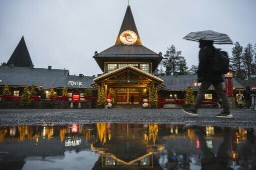 As Arctic climate warms, even Santa runs short of snow