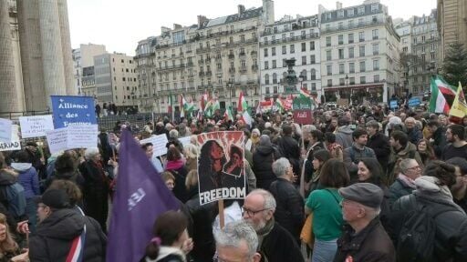 Hundreds of demonstrators in Paris support wave of protests in Iran