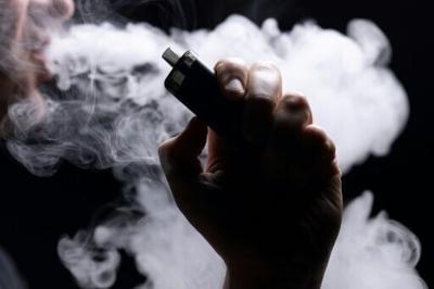 Vaping while still smoking unlikely to help quitters: study