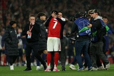 Arsenal manager Mikel Arteta hugs Bukayo Saka after the Champions League semi-final win over Atletico Madrid