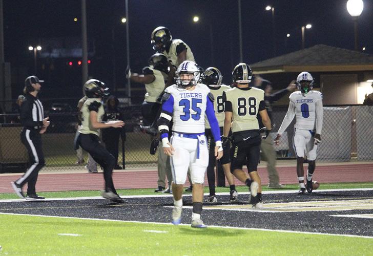 Wetumpka celebrates behind DMop.jpg