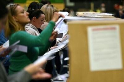 Centre-right parties set to hold power in Ireland