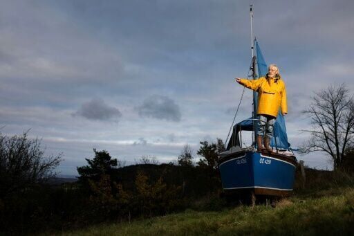 Frenchman sails around the world in 80 days... on dry land