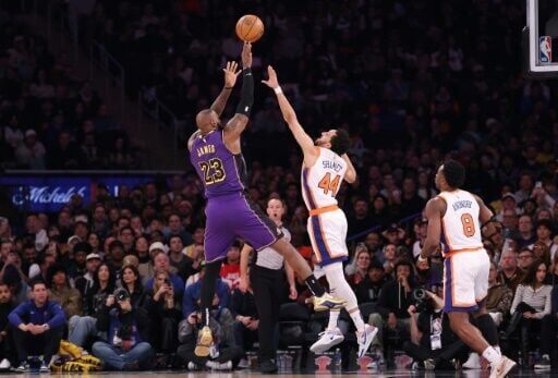 James puts on a show as Lakers top Knicks in New York