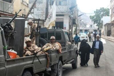 Separatists in Yemen's Aden have announced a curfew amid fears of clashes with pro-Saudi forces