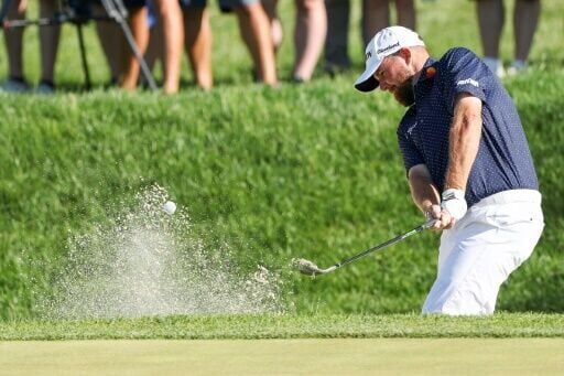 Lowry, Straka share lead at windy Truist
