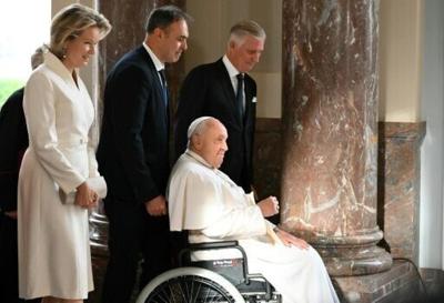 Pope Francis bruises arm in fall at Vatican
