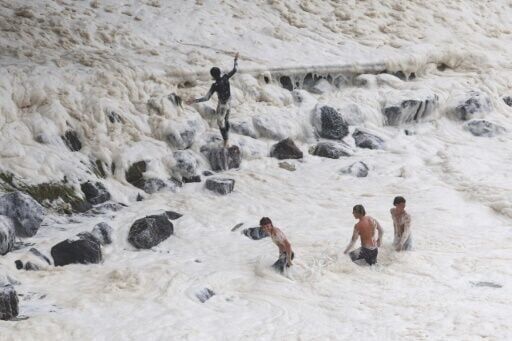 'Erratic' cyclone creeps towards eastern Australia