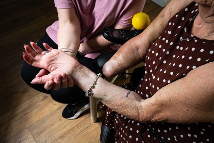 SWNS_KIM_SMITH_HAND_002