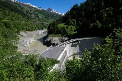 Swiss officials halt further evacuations after glacier collapse