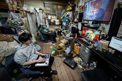 "Yoshida Dorm" residents enjoy video games, mahjong and shisha together
