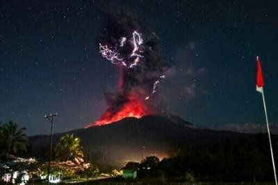 Indonesia volcano belches six-mile ash tower
