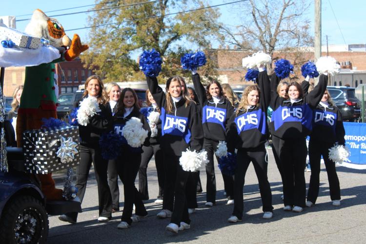 Demopolis cheer 2.JPG