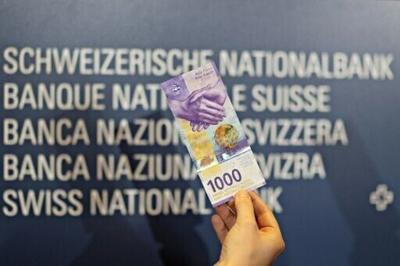 Swiss lawmakers vote to enshrine cash in constitution