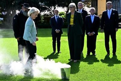 European Commission President Ursula von der Leyen (2nd L) participates in a traditional Aboriginal smoking ceremony along with Australia’s Governor-General Sam Mostyn (C) during a visit at Admiralty House in Sydney on March 23, 2026.