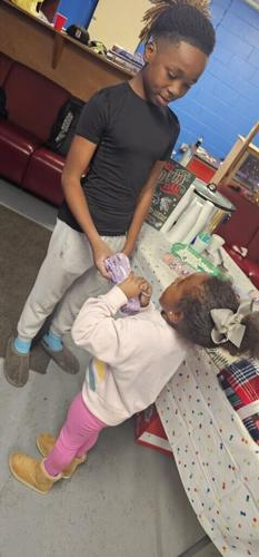 Rudy Evans gives gift to little girl