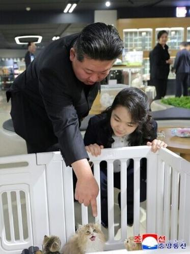North Korean leader Kim Jong Un (L) and his daughter Kim Ju Ae (R) inspect a pet shop awaiting the opening of the fourth-stage district of the Hwasong Area in Pyongyang.