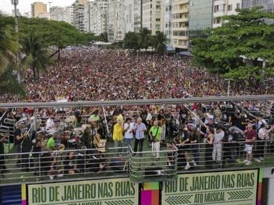 Brazilian singers (L to R) Caetano Veloso, Djavan, Chico Buarque, Gilberto Gil perform on stage during a musical protest against Congress in September