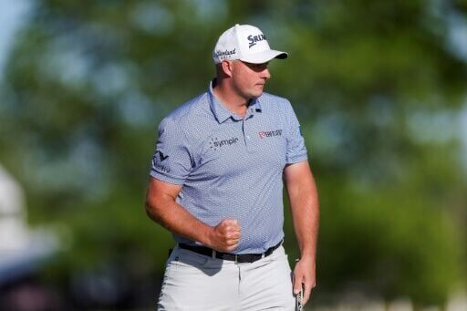 Lowry, Straka share lead at windy Truist