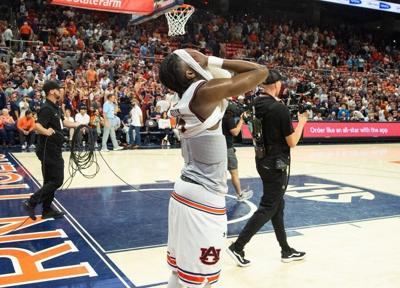 Auburn edges Alabama to remain No. 1 in AP poll