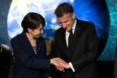 French President Emmanuel Macron and Japanese Prime Minister Sanae Takaichi at Astroscale, a space venture company, in Tokyo on April 2