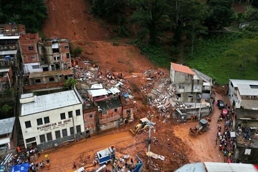 This aerial view shows rescue teams searching for victims amid the debris after a landslide caused by heavy rains in the Barrio Parque Jardim Burnier neighbourhood in Juiz de Fora, Minas Gerais State, Brazil