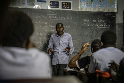 The programme teaches the youngest and gives lessons in reading and writing to those who have dropped out of school, as well as professional training
