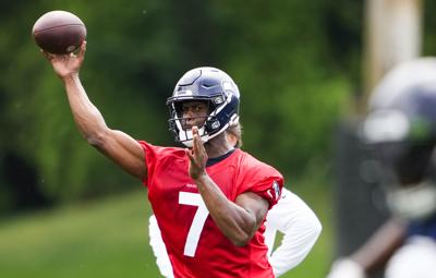 Seahawks QB Geno Smith taking 'command' of team in Year 2 as