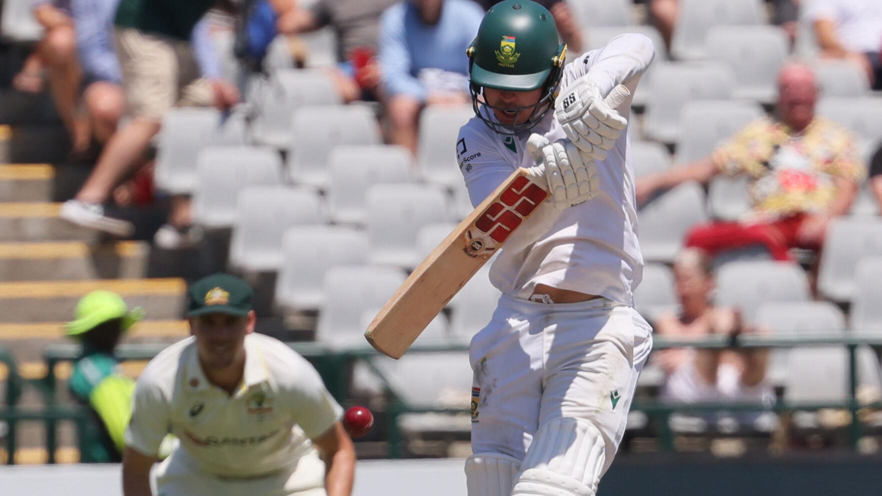 South Africa leads Australia by 102 runs at lunch on day 4 of third ...