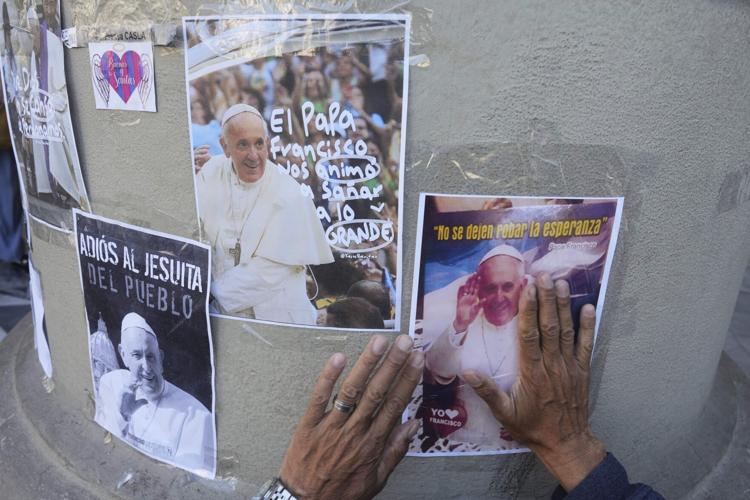 PHOTO COLLECTION Argentina reacts to Pope Francis' death Associated
