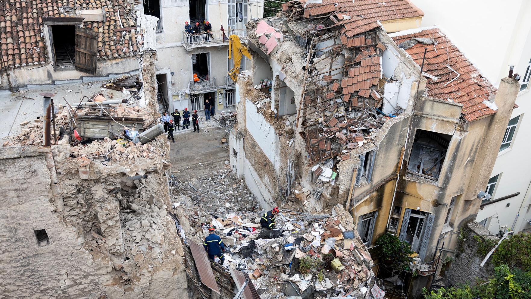 Rescuers pull 4 unconscious from collapsed building near the Acropolis in  Greece