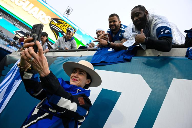 Top photos from Week 14 of the NFL season Sports