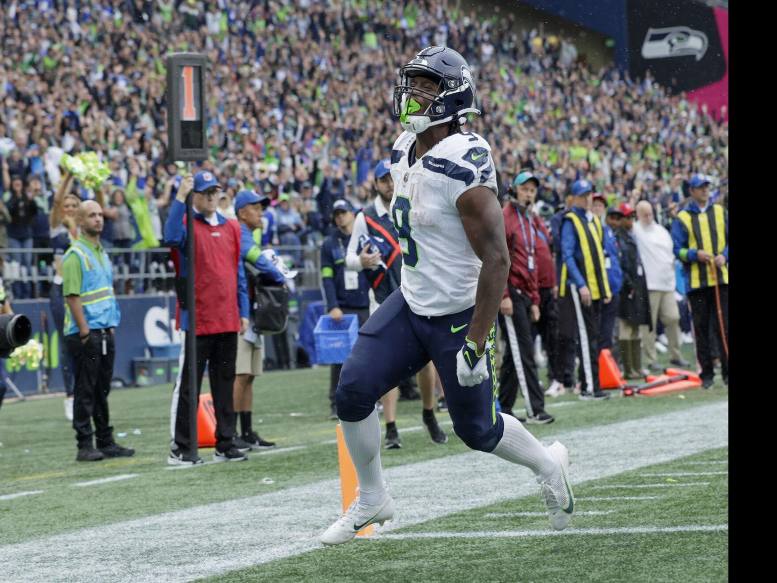 Kenneth Walker III sparks Seahawks in second half as Seattle pulls away to  beat Carolina 37-27, Game