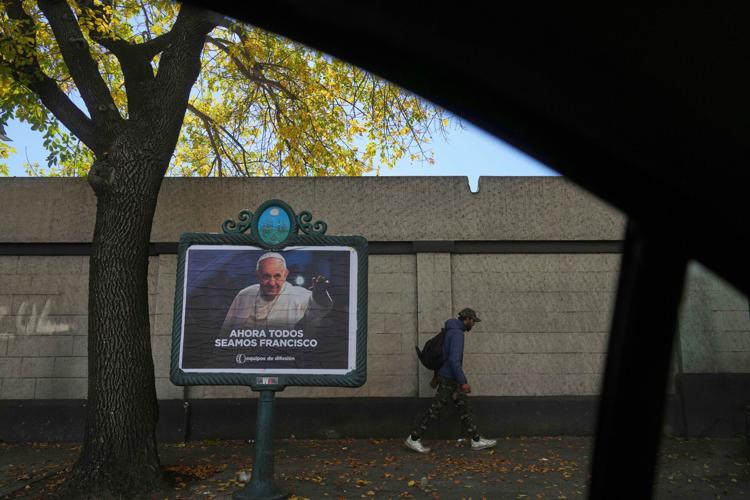 PHOTO COLLECTION Argentina reacts to Pope Francis' death Associated