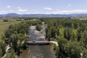 Axtell Bridge is falling down... unless drivers respect the weight limit