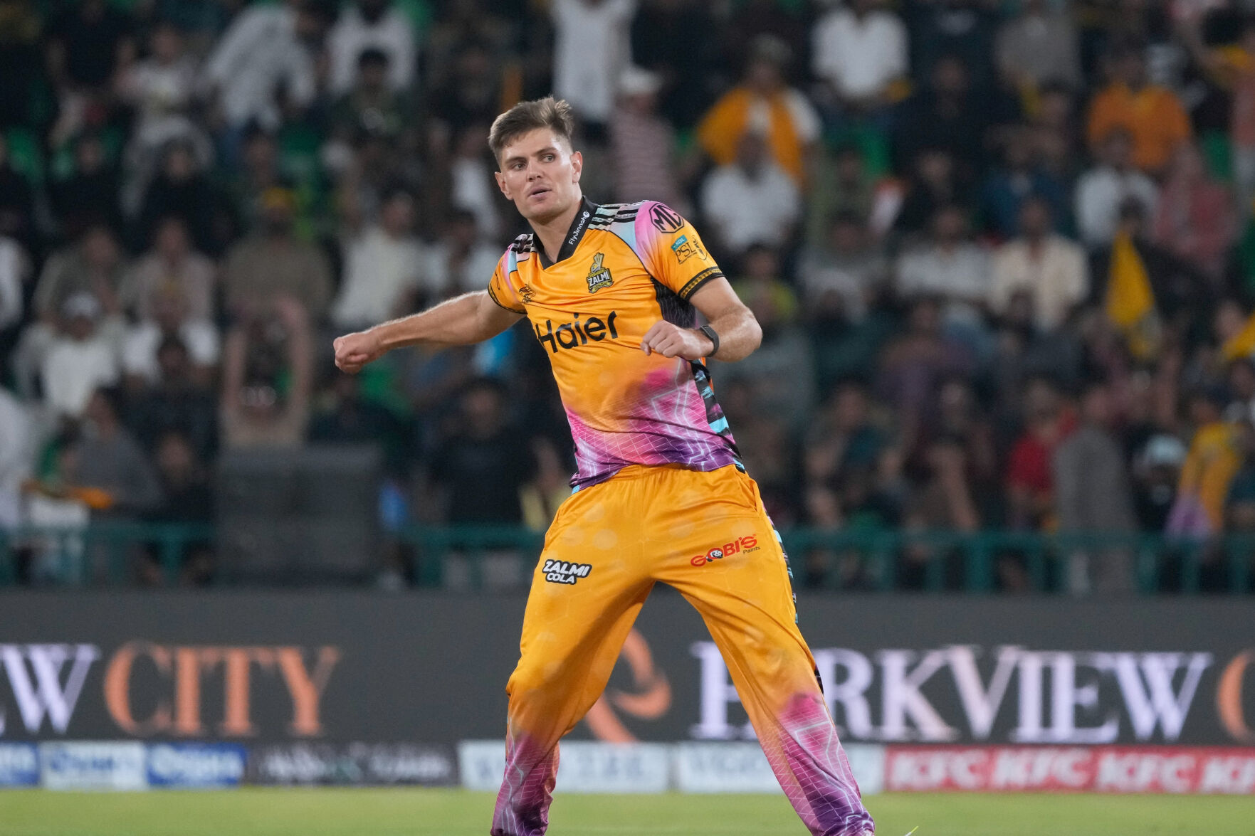 Aaron Hardie leading Peshawar Zalmi to victory