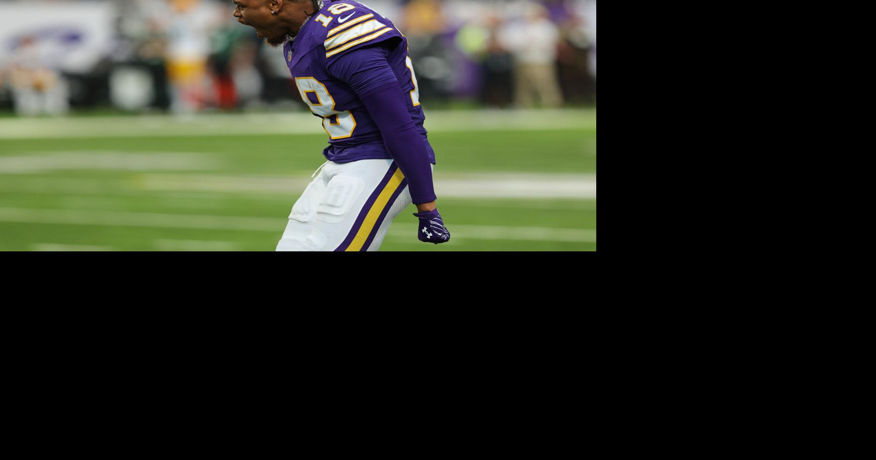 Vikings close with 29 straight points to beat rival Packers as Wentz replaces injured Murray