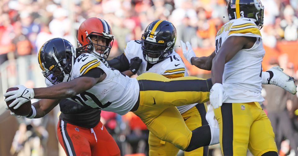 Pittsburgh Steelers running back Najee Harris (22) dives into the