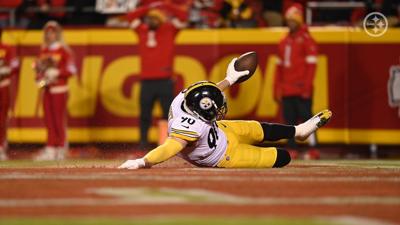 Mahomes Leads Chiefs To 42-21 Wild-Card Romp Over Steelers