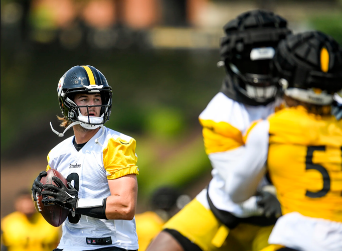 Steelers have budding stars in Pickens and Pickett, old guard doesn't mind, Football