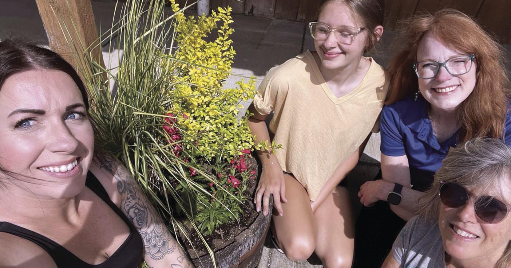 Crane volunteers help beautify the town - Vimarsana News