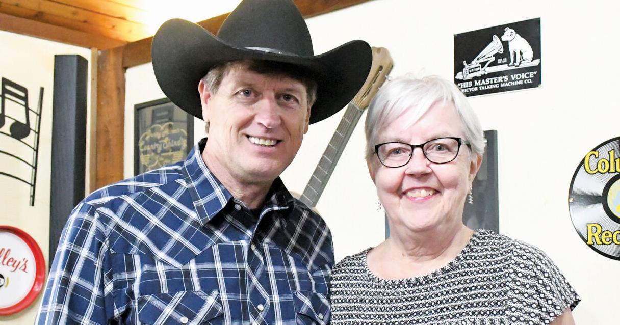 Entertainer welcomes No.1 fan to Branson from Canada - Vimarsana News