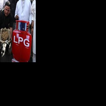 Gas shortages push India's poor back to wood and coal