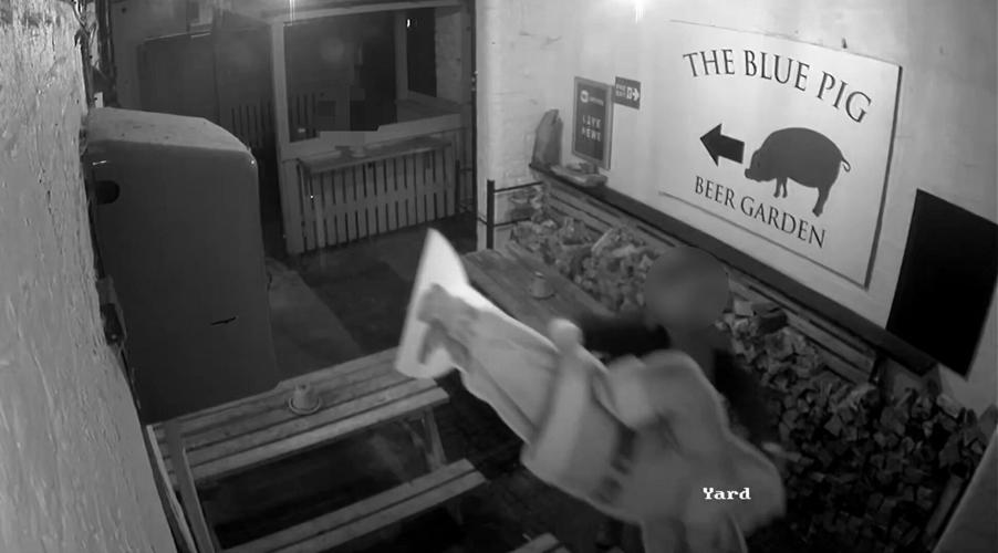 Shocking moment ‘Grinch’ thief steals 6ft Santa from pub before fleeing in taxi